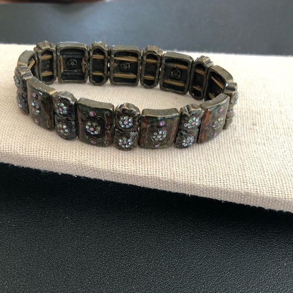 Vintage Flower Design Stretchy Bracelet - Picture 3 of 4